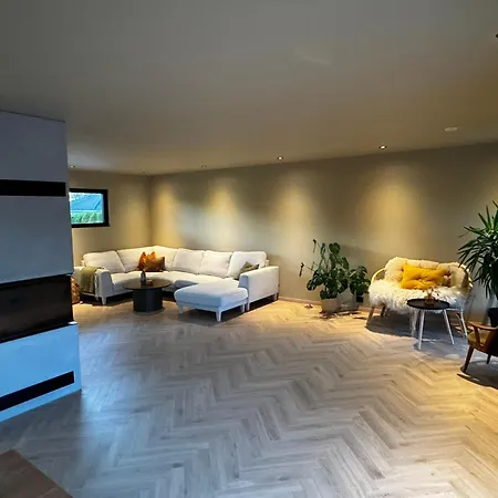 Stort Og Stilfult Hjem Med Attraktiv Beliggenhet