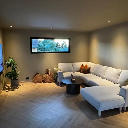 Luxury Retreat With Parking And Garden 빌라