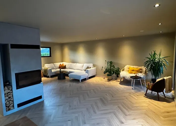 Stort Og Stilfult Hjem Med Attraktiv Beliggenhet